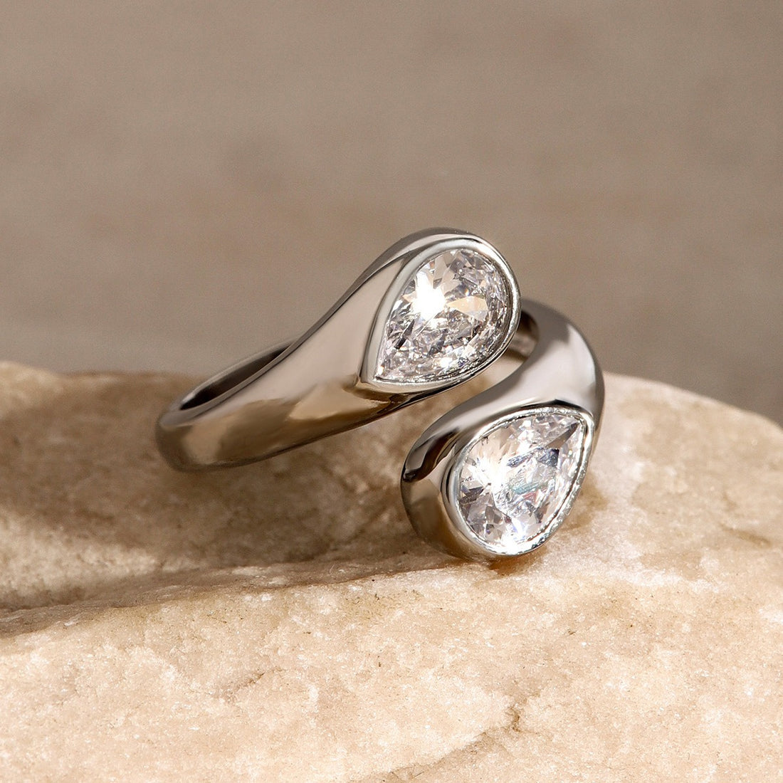 18K gold fashionable personality asymmetrical teardrop-shaped gemstone design ring - CRYSTALOIL